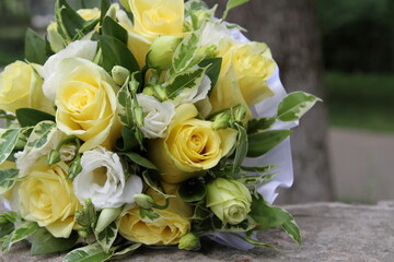 Bouquet of white and yellow roses