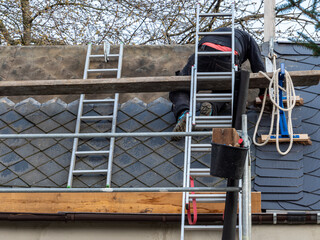 Dachdecker deckt ein Dach neu