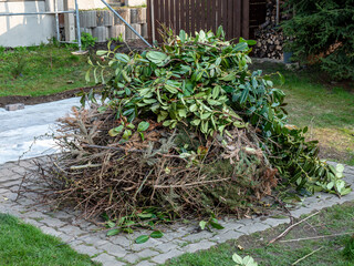 Haufen mit Gartenabfällen zum Verbrennen im Garten