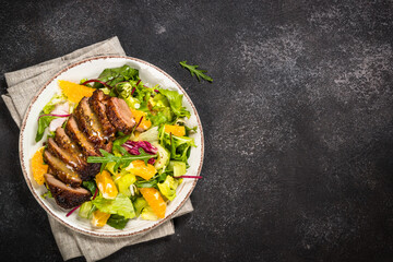 Salad with baked duck, green salad mix and oranges.