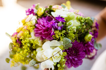 Feierlicher Blumenstrauß zur Hochzeit als Brautstrauß mit Blumen in lia, grün, gelb und weiß