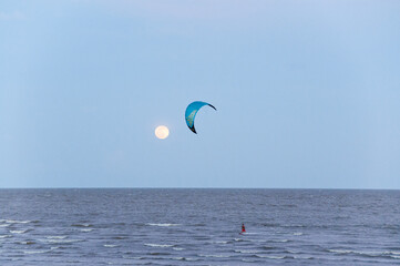 kite surt no foz do rio Amazonas ao p&ocirc;r-do-sol, com luar, Macap&aacute;, Amap&aacute;, Brasil, Norte, Amaz&ocirc;nia.