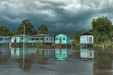 Vila ribeirinha no rio Jar&iacute; no Amap&aacute;, Amaz&ocirc;nia, Brasil. 
