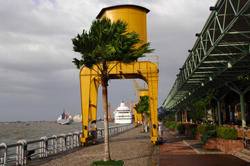 Antigo porto de Belém, Os armazéns foram reciclado para restaurantes, mantendo as características originais hoje um importante ponto turístico da capital do Pará.  - obrazy, fototapety, plakaty