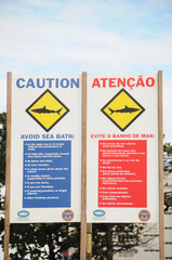 Placa de aviso de tubarões na praia em Recife,  Pernambuco, nordeste, Brasil 