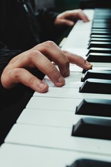 Obraz premium hands of a person playing the piano