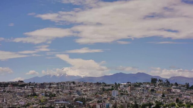 Volc&aacute;n Cayambe visto desde Quito, Ecuador