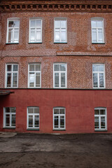 Fototapeta na wymiar the windows in the old building are red