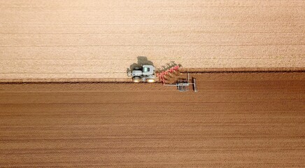 Traktor pflügt Feld mit Pflug und Grubber, Saatbettbereitung, Landwirtschaft aus der...