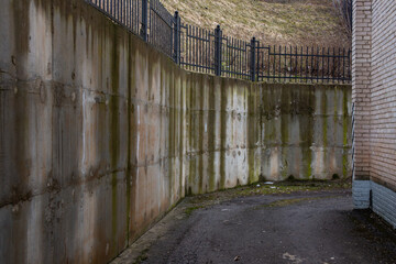 bypassing a building located below ground level and surrounded by a concrete base