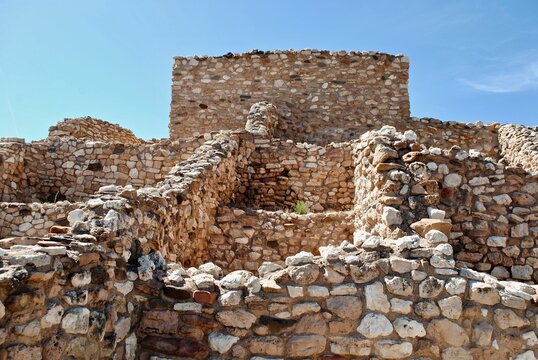 Tuzigoot National Monument (ʼHaktlakva or Tú Digiz) preserves a pueblo ruin on the summit of a limestone and sandstone ridge above the Verde Valley east of Clarkdale, Arizona. Stone masonry complex.