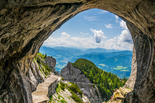 Что находится внутри горы Rocky Pathway Изображения: просматривайте стоковые фотографии, векторные изображ