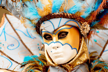 mascaras, colores y plumas en el carnaval de venecia