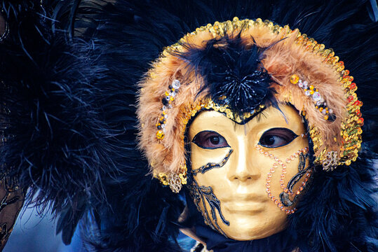 mascaras, colores y plumas en el carnaval de venecia