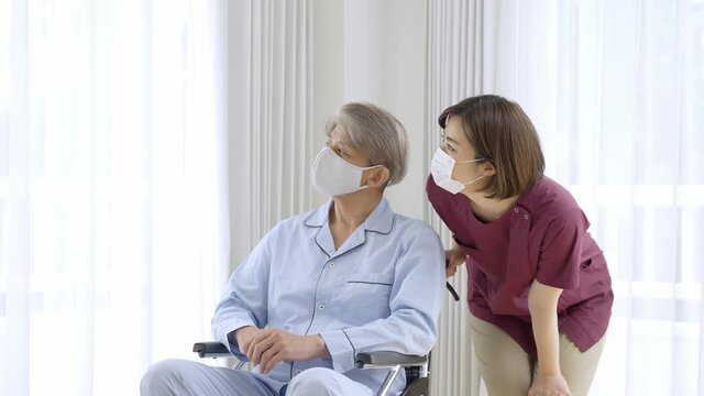 マスクを着用した患者と看護師