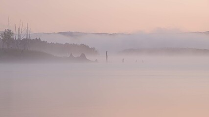 朝霧かかる朱鞠内湖の風景