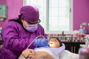 Dentista mexicana, chequeo médico de la cavidad bucal día del dentista