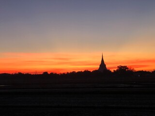 Obraz premium Sunrise at rice field in historical area of Thailand
