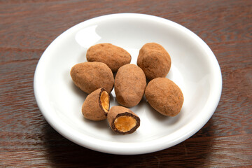 洋菓子のアーモンドチョコレート