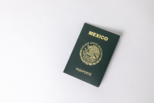 Pasaporte Mexicano ailado en fondo blanco 