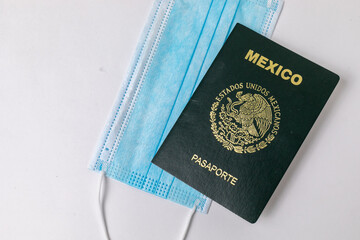 Pasaporte mexicano con cubrebocas y prueba covid19 con gel antivacterial