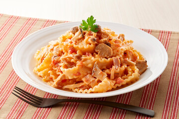 マファルディーネ(フリル状パスタ)　きのことベーコンのトマトクリームソース