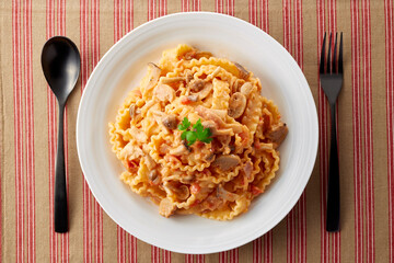 マファルディーネ(フリル状パスタ)　きのことベーコンのトマトクリームソース