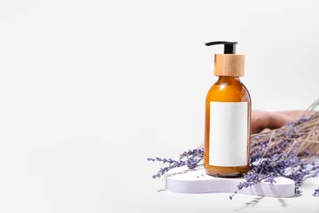 Poster Bottle of natural shampoo and lavender flowers on white background © Pixel-Shot