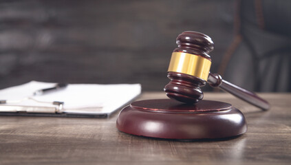 Obraz premium Judge gavel and document on the table. Law concept
