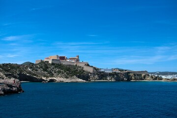 Fototapeta na wymiar Vista de la fortaleza de ibiza desde el mar