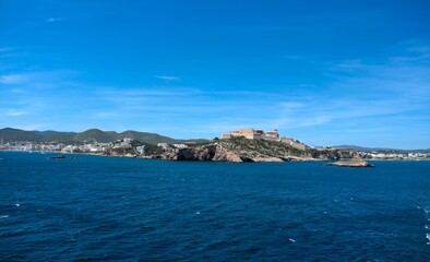 Fototapeta na wymiar Vista de la fortaleza de ibiza desde el mar