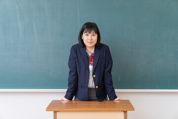 笑顔の学生　教室　黒板