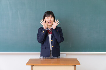 笑顔の学生　教室　黒板