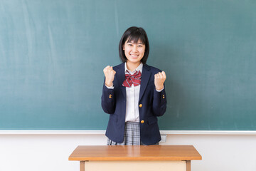 笑顔の学生　教室　黒板