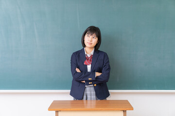 笑顔の学生　考える　教室　黒板