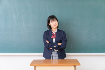 笑顔の学生　考える　教室　黒板