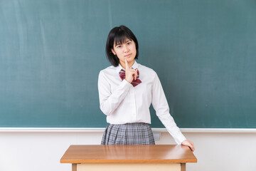 笑顔の学生　考える　教室　黒板