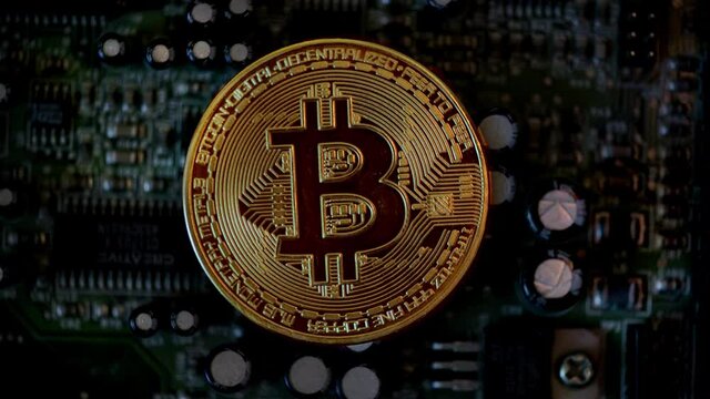 Bitcoin. Cryptovaluta virtual coin. Resting on electronic circuits.