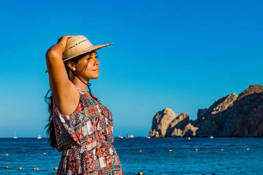 Mujer mexicana morena disfrutando de la playa en Los Cabos, Baja california.