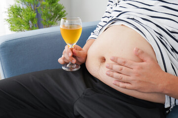 お酒の飲み過ぎで肥満の男性