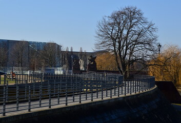 Fototapeta na wymiar Panorama am Fluss Spree im Stadtteil Tiergarten, Berlin