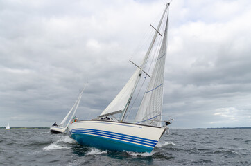 Fototapeta premium Segelyacht auf einer Regatta an der Kreuz hoch am Wind