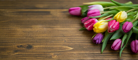 Spring tulips bouquet on wooden copy space background - 429153892