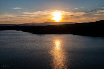 Embalse de El Atazar (Madrid) al atardecer