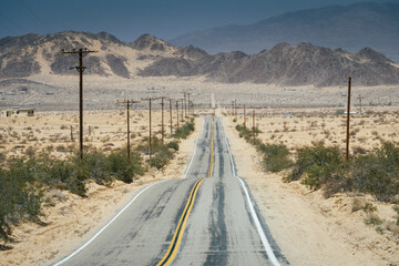 Route américaine en point de fuite à travers le désert