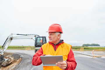 Bauarbeiter mit Tablet Computer auf der Baustelle