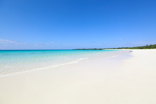 白い砂浜とエメラルドグリーンの海