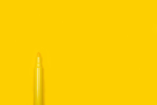 L&aacute;piz de color amarillo sobre un fondo amarillo liso y aislado. Vista superior. Copy space