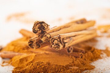 cinnamon sticks and ground powder