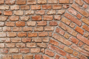 Red brick wall texture Background. Texture for interior or exterior design. Brick wall arch, vaulted wall. Rote Backsteinwand textur Hintergrund. Textur für Innen- oder Außen Design. Ziegelwand-Bogen.